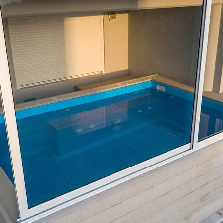 Grand With Private Pools Appartamento *