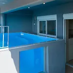 Grand With Private Pools דירה