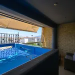 דירה Grand With Private Pools קלמאטה