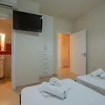 Grand With Private Pools קלמאטה