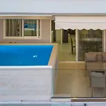 Grand With Private Pools דירה *