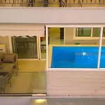 Grand With Private Pools דירה
