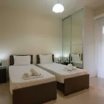 Grand With Private Pools דירה *