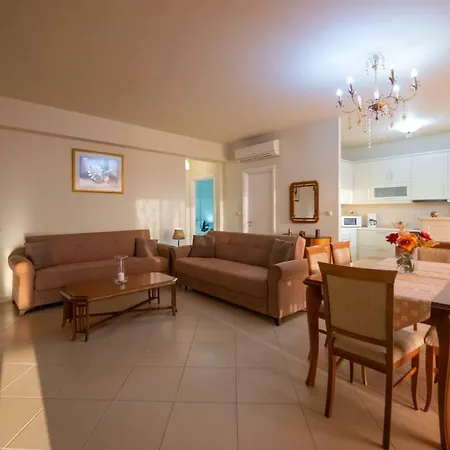 Grand With Private Pools Apartament *