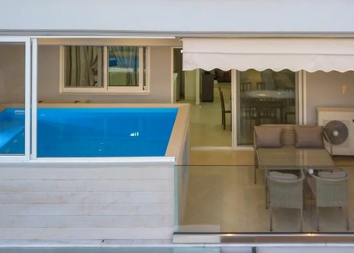 Grand With Private Pools Apartmán *