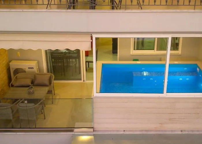 Grand With Private Pools Apartmán
